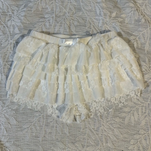 Elegant White Lace Ruffle Shorts - Picture 2 of 4